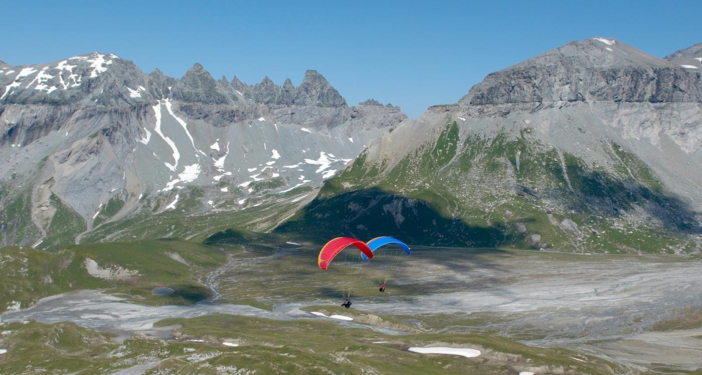 Die Rückseite des Cassonsgrats eignet sich für schöne Höhenflüge vor alpiner Kulisse.