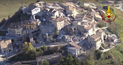 Luftaufnahme mit beschädigten und eingestürzten Gebäude in Castelluccio nach dem Erdbeben vom 26.10.2016