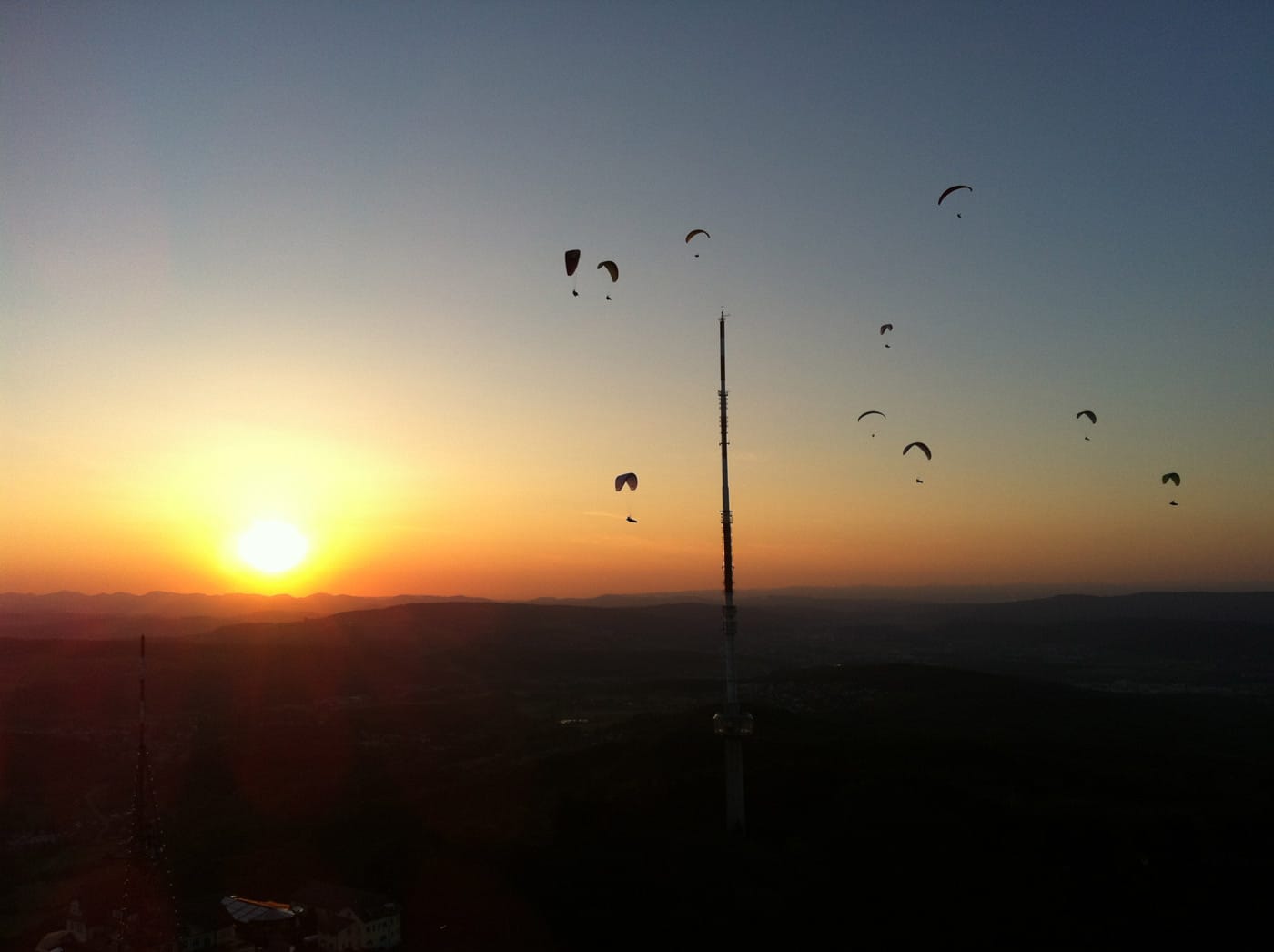 Ein typisches Bild bei Bise am Üetliberg: Nach einem strengen Arbeitstag noch schnell den Gleitschirm lüften.