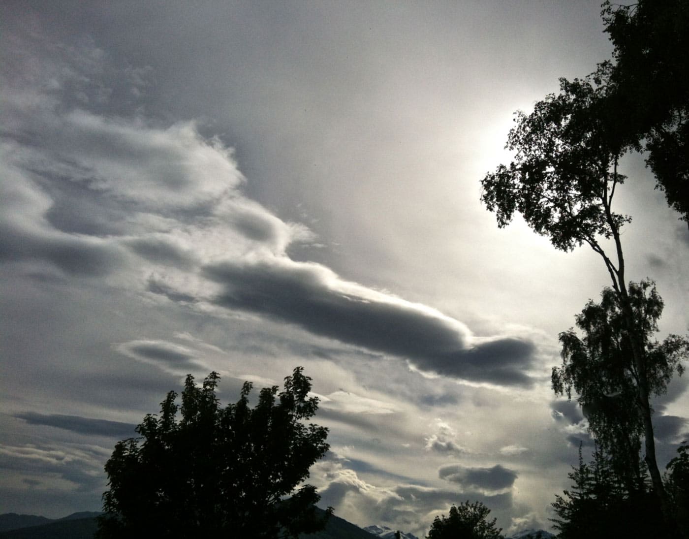 Lenticulariswolken zeigen einem Gleitschirmpilot an, dass sein Fluggerät besser im Packsack bleibt: es ist föhnig.