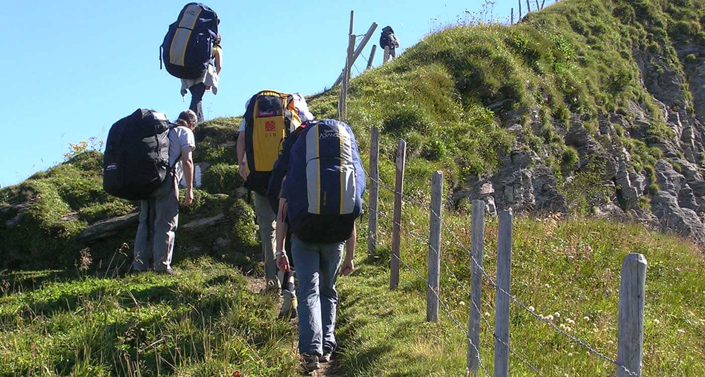 Schüler einer Flugschule beim Aufstieg zum Startplatz Sternen im Hoch-Ybrig. Hier lohnt sich die Anstrengung.