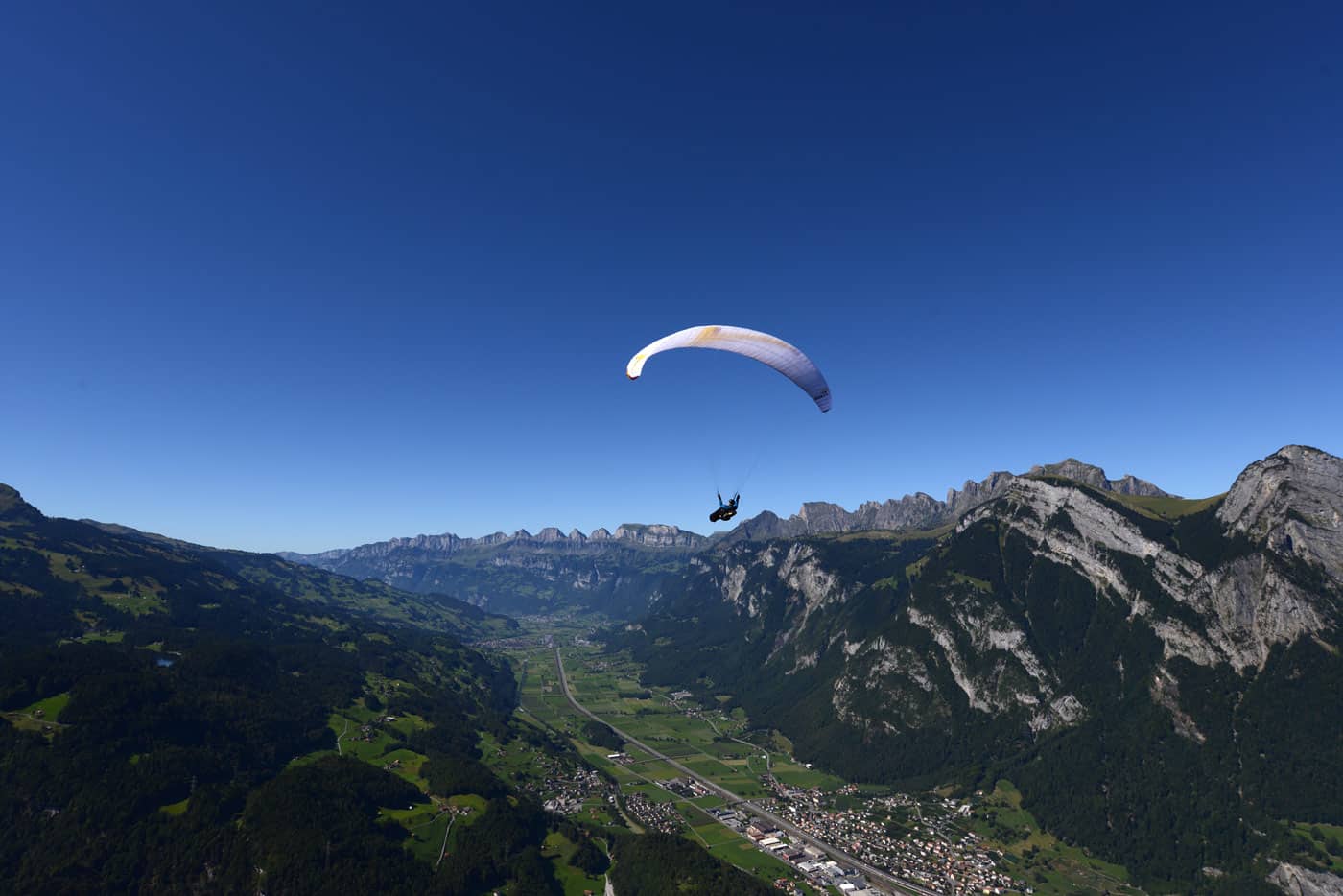 Gleitschilrmflug vom Pizol. Wird kein Aufwind gefunden steht der Pilot bald im Talwind und etwas später am Boden.