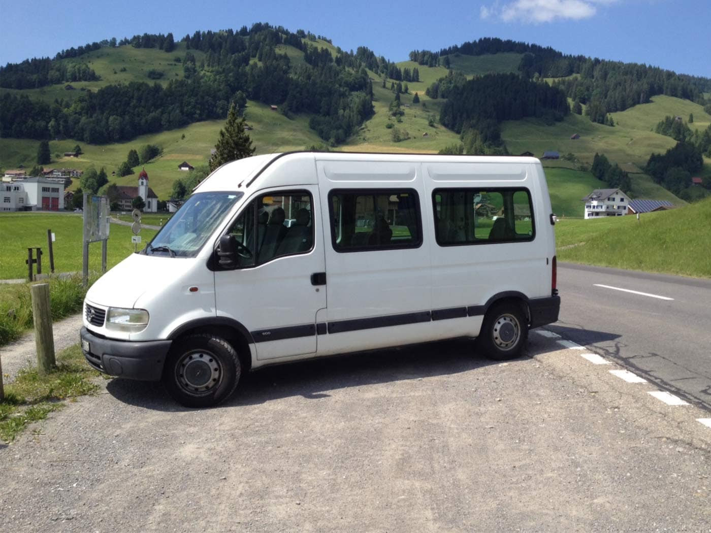 Der neue Magilcift-Bus, ein Opel Movano, steht auf dem Parkplatz beim Skilift in Euthal.