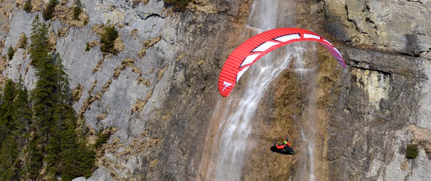 Die Queen von Triple Seven beim Soaren vor dem Wasserfall an der Felswand in Weglosen.