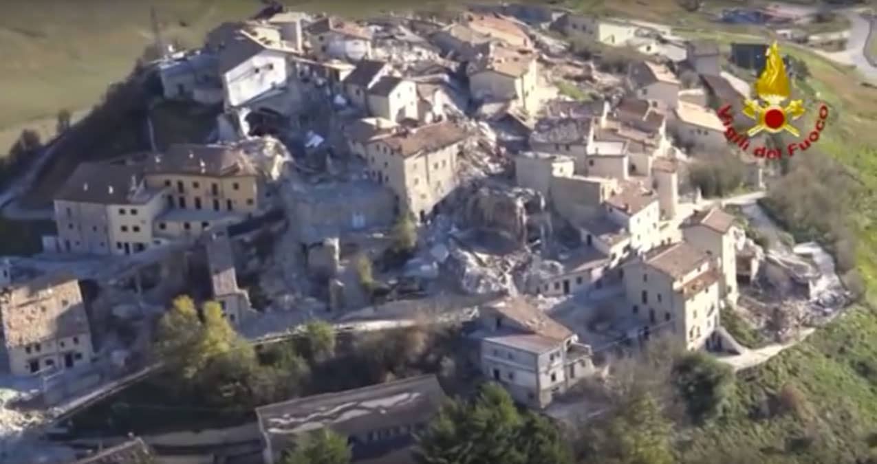 Luftaufnahme mit beschädigten und eingestürzten Gebäude in Castelluccio nach dem Erdbeben vom 26.10.2016